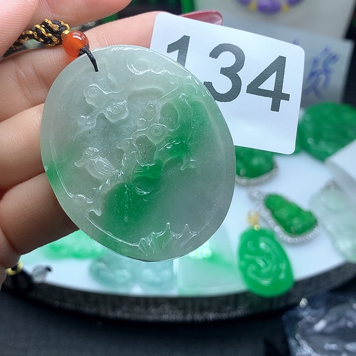 翡翠吊坠(赠链)未镶嵌