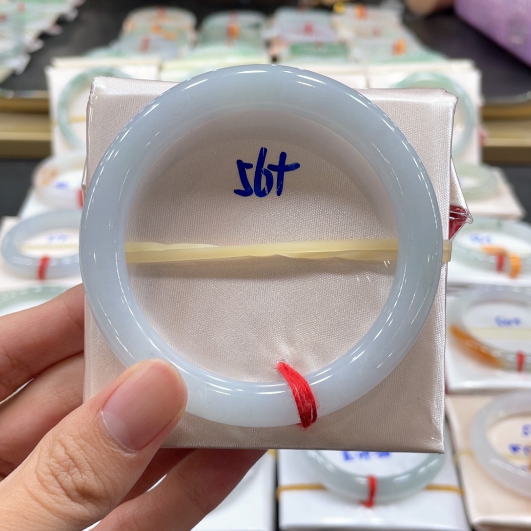 翡翠手镯未镶嵌翡翠手镯