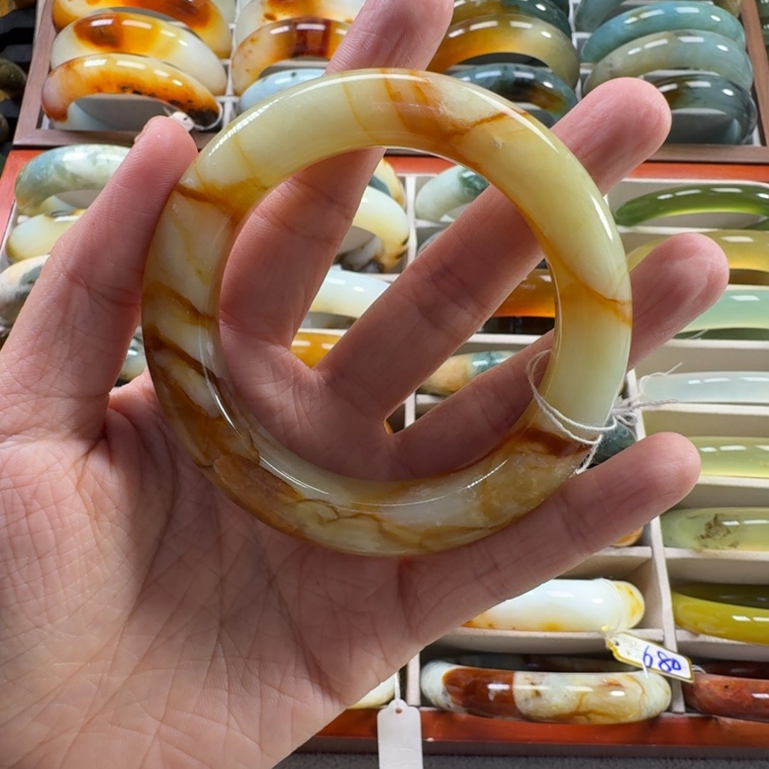 星***三蛇纹石玉未镶嵌手镯有不明显的抠手和条纹 默认