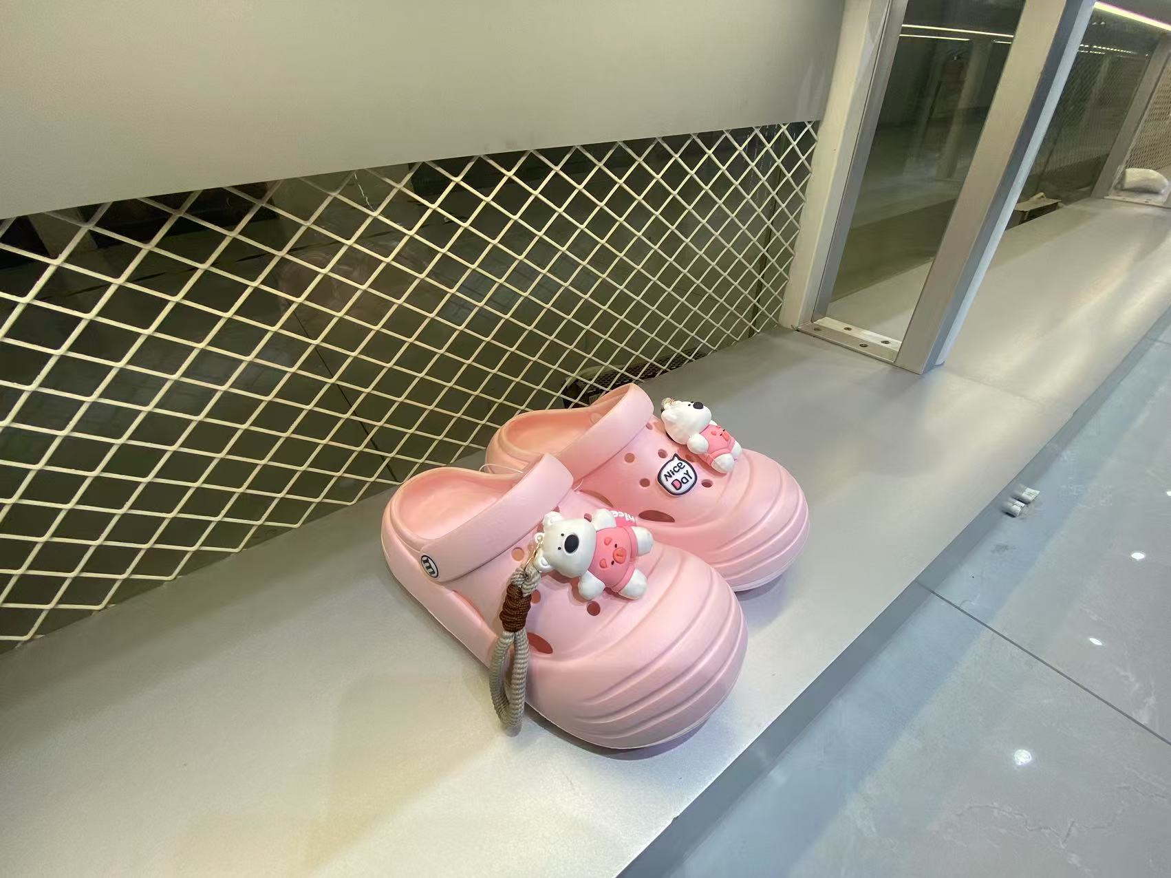 【可爱熊】踩屎感洞洞鞋夏季外穿厚底沙滩包头半凉拖   961