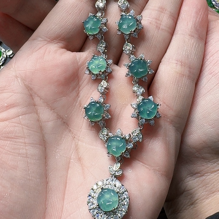 翡翠颈饰未镶嵌天然A货翡翠放漏