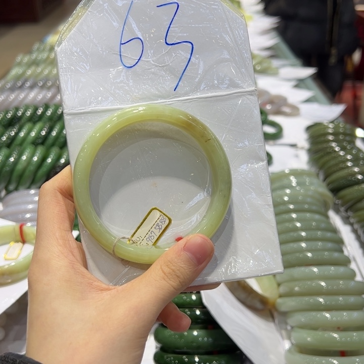 徐***容和田玉未镶嵌手镯