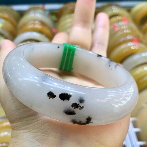 未镶嵌石英质玉（黄龙玉）手镯