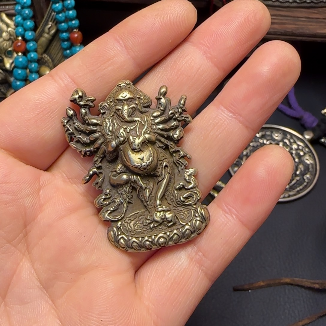 红***室泥塑…。藏传牌？藏传牌子