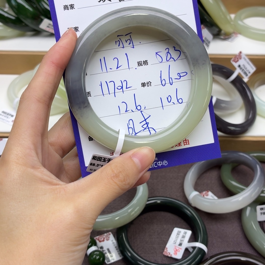 可***妈和田玉未镶嵌手镯