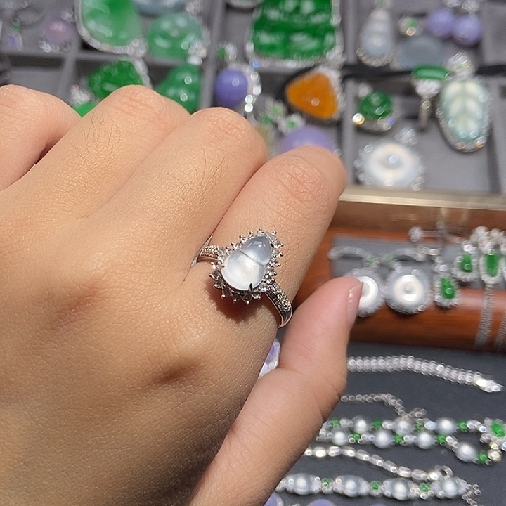 颈饰18K金镶嵌翡翠