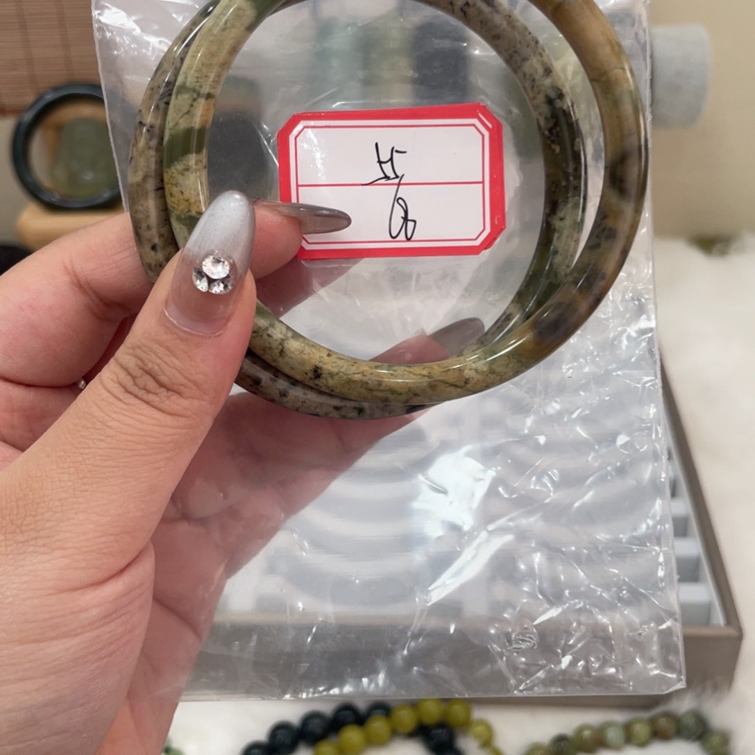 蛇纹石玉手镯未镶嵌