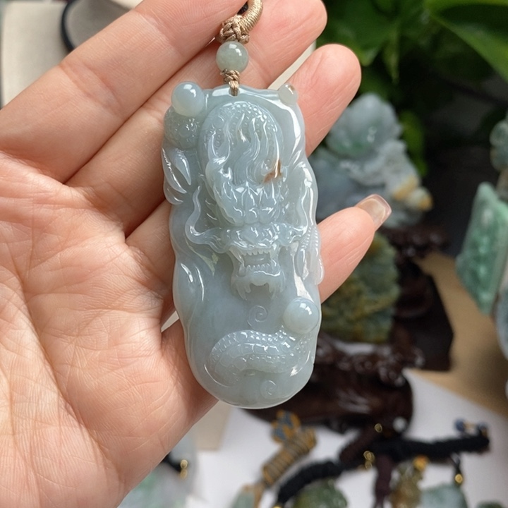 翡翠颈饰未镶嵌龙牌