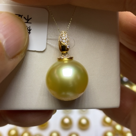 18K金镶嵌海水珍珠颈饰