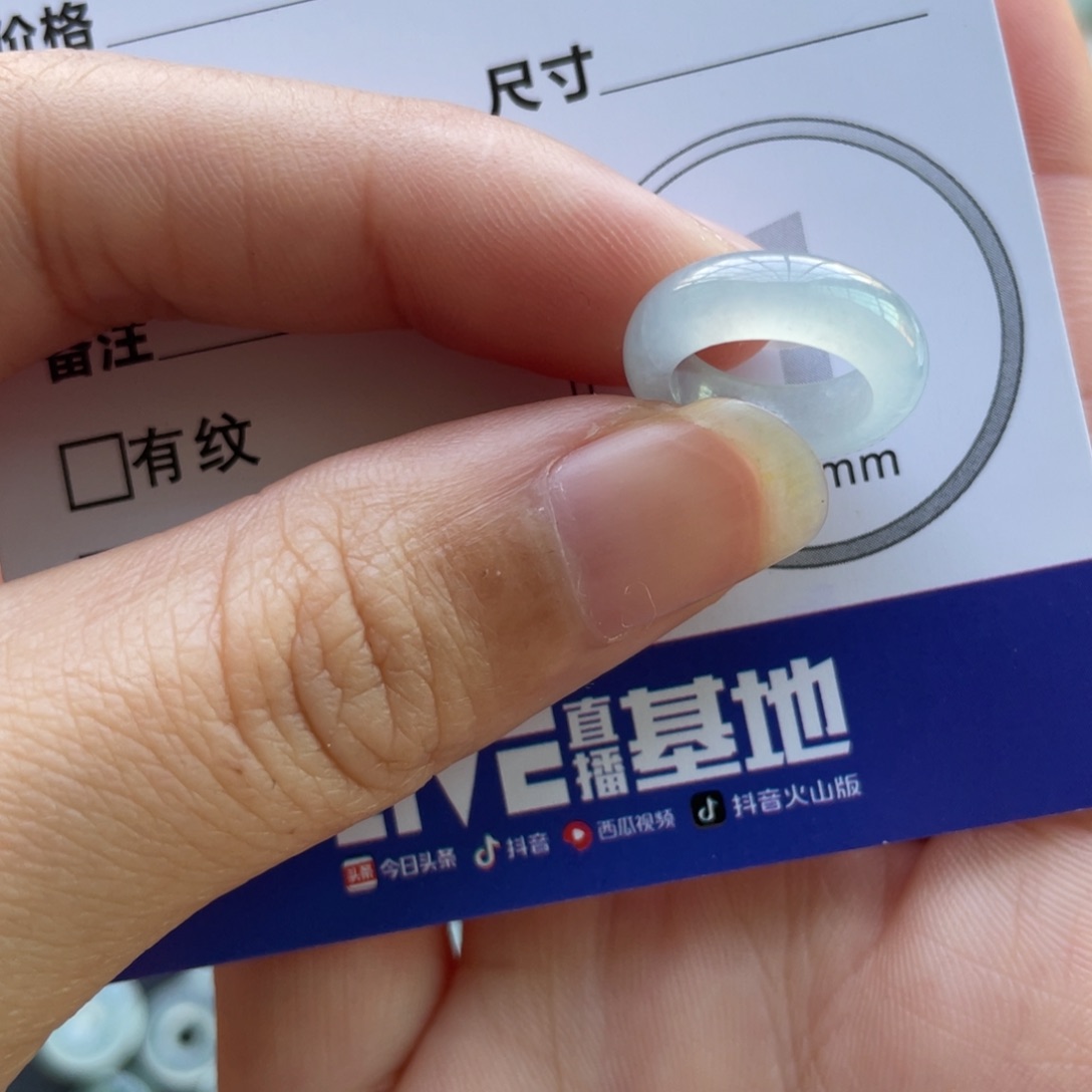 翡翠未镶嵌颈饰跑环