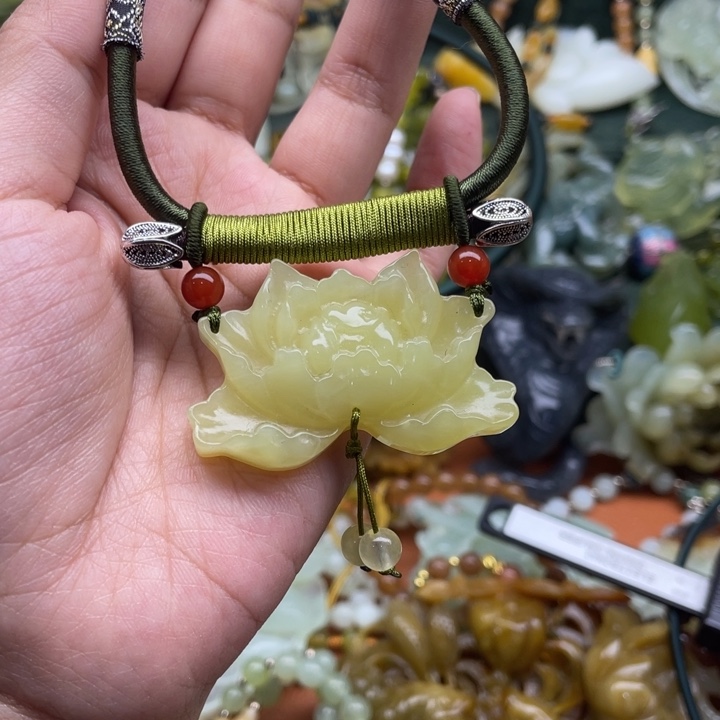 蛇纹石玉吊坠合金