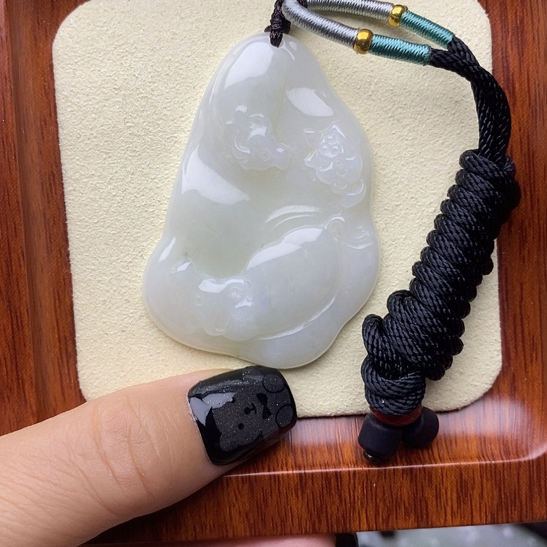 翡翠未镶嵌颈饰牛挂件
