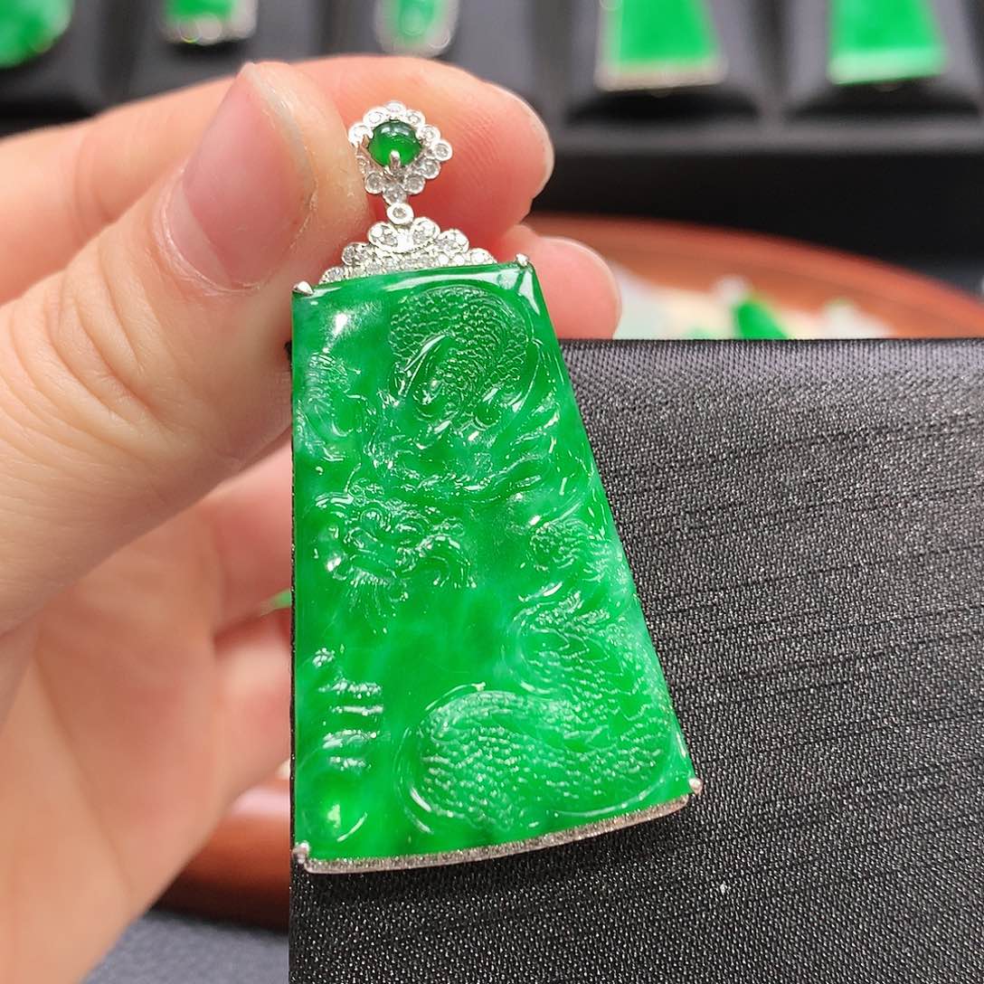 翡翠颈饰18K金镶嵌龙牌