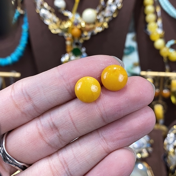 琥珀未镶嵌颈饰多人