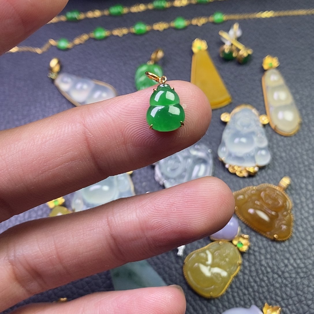 颈饰18K金镶嵌翡翠杏**雨