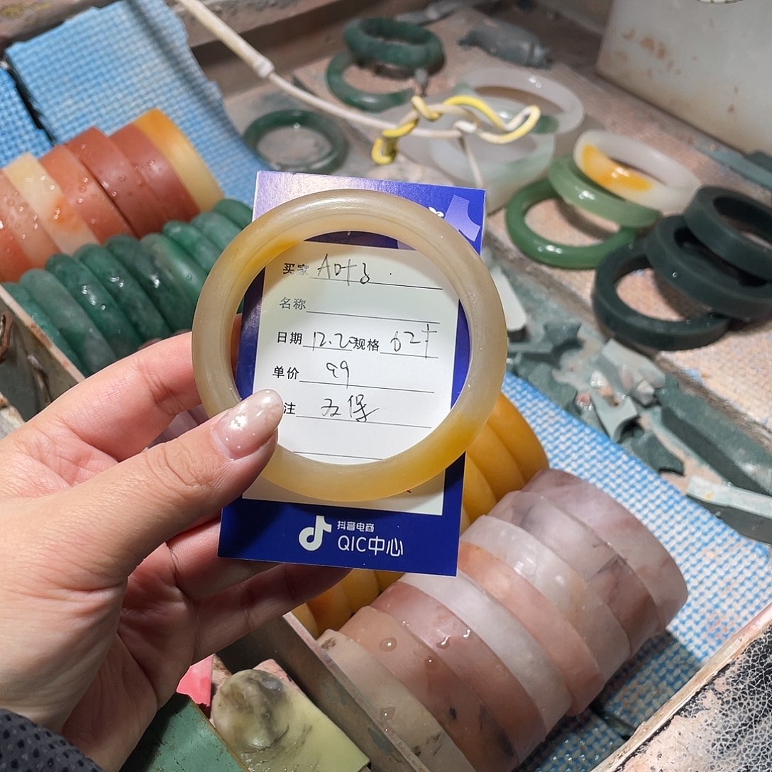 A***店石英质玉未镶嵌手镯定制加工