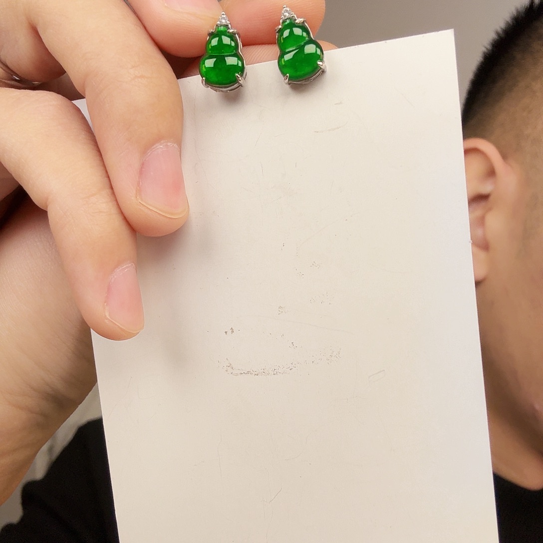 翡翠未镶嵌颈饰一对