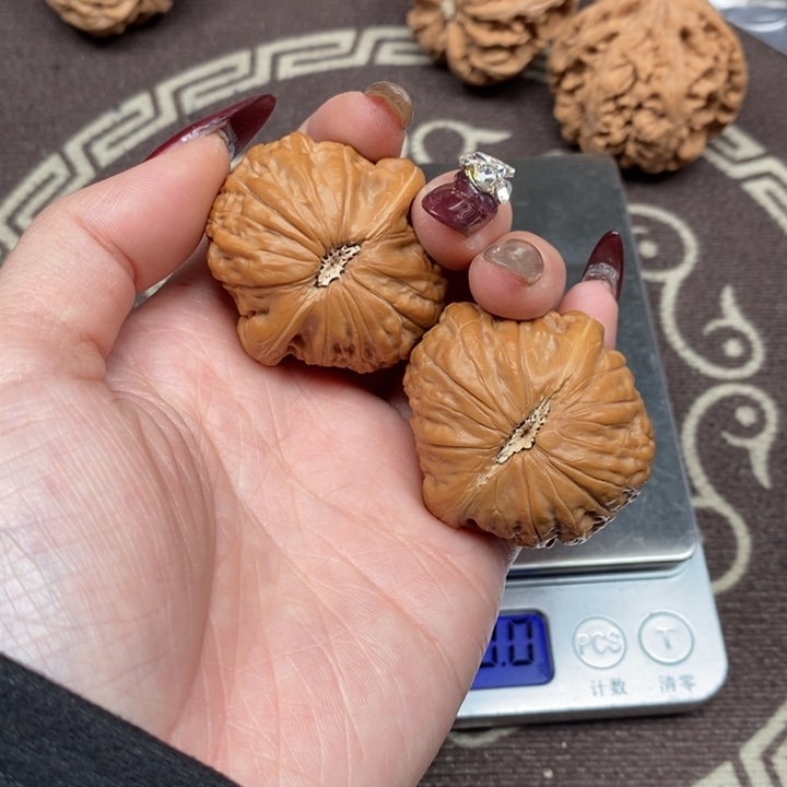 文玩核桃吊坠铁锤微修