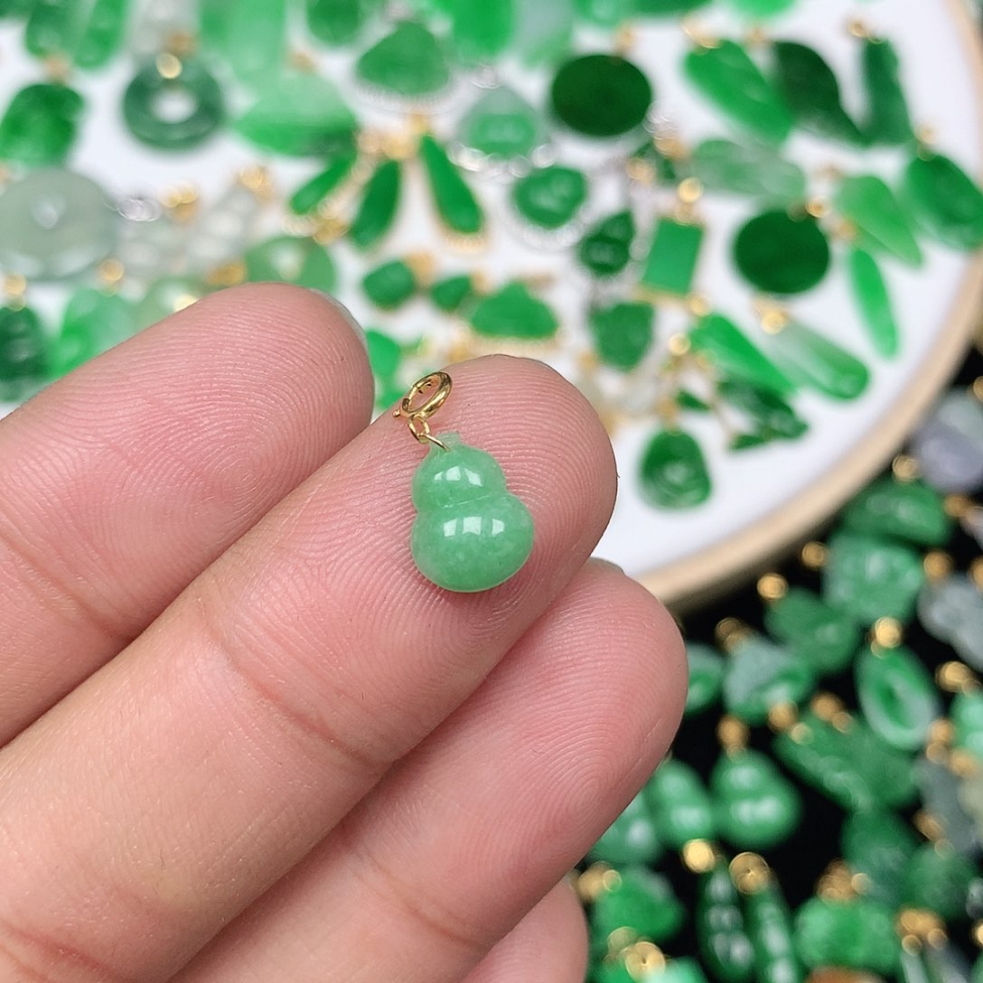 翡翠配石18K金扣 小巧精美满绿小葫芦