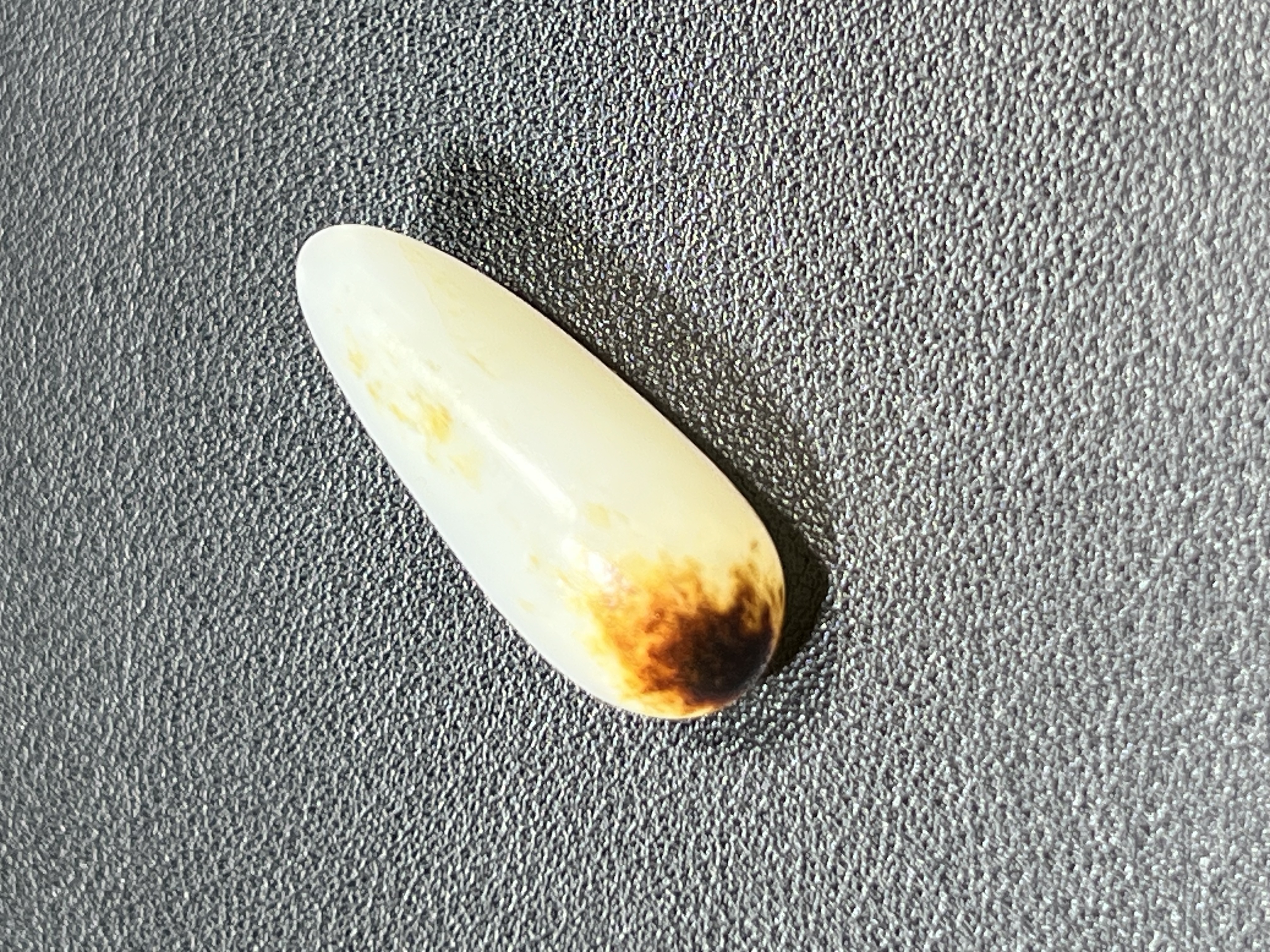 新疆和田玉籽料原石随形红皮白肉挂件玉质温润细腻