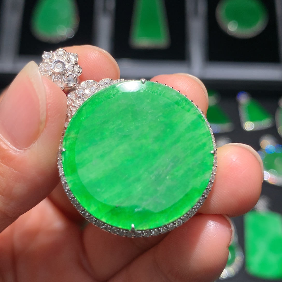 翡翠18K金镶嵌颈饰翡翠