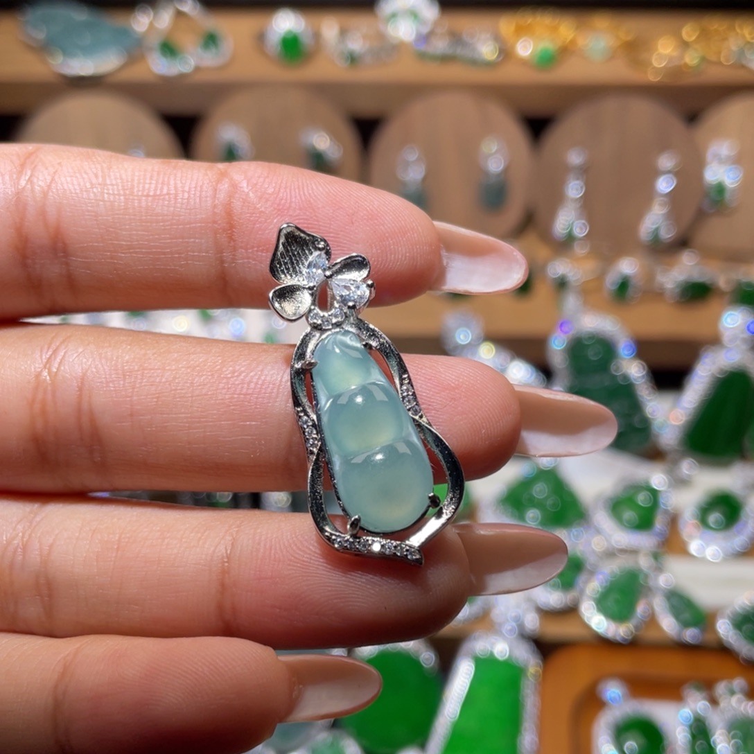 翡翠未镶嵌项链冰蓝福豆