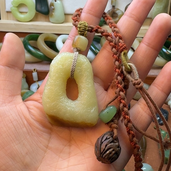 时***妹和田玉未镶嵌颈饰