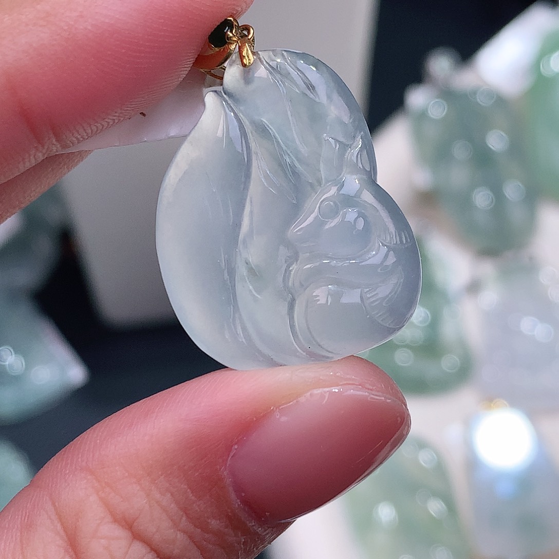 颈饰18K金镶嵌翡翠冰胶九尾狐