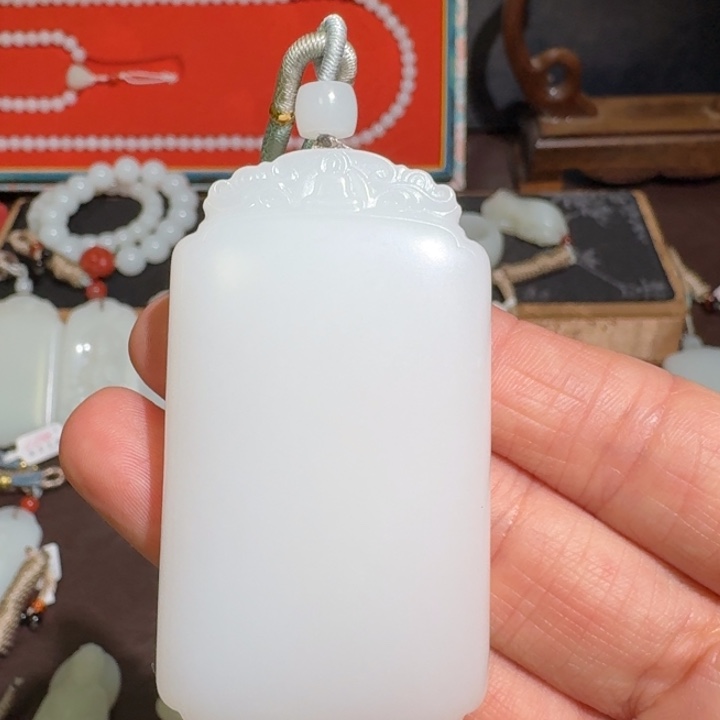 温***成和田玉未镶嵌颈饰