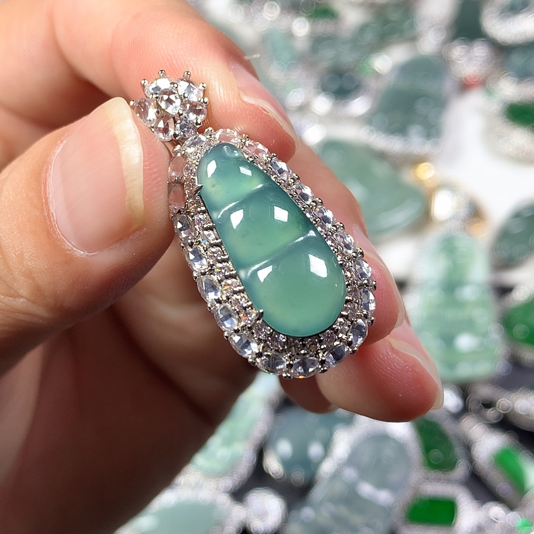 翡翠未镶嵌颈饰豆子