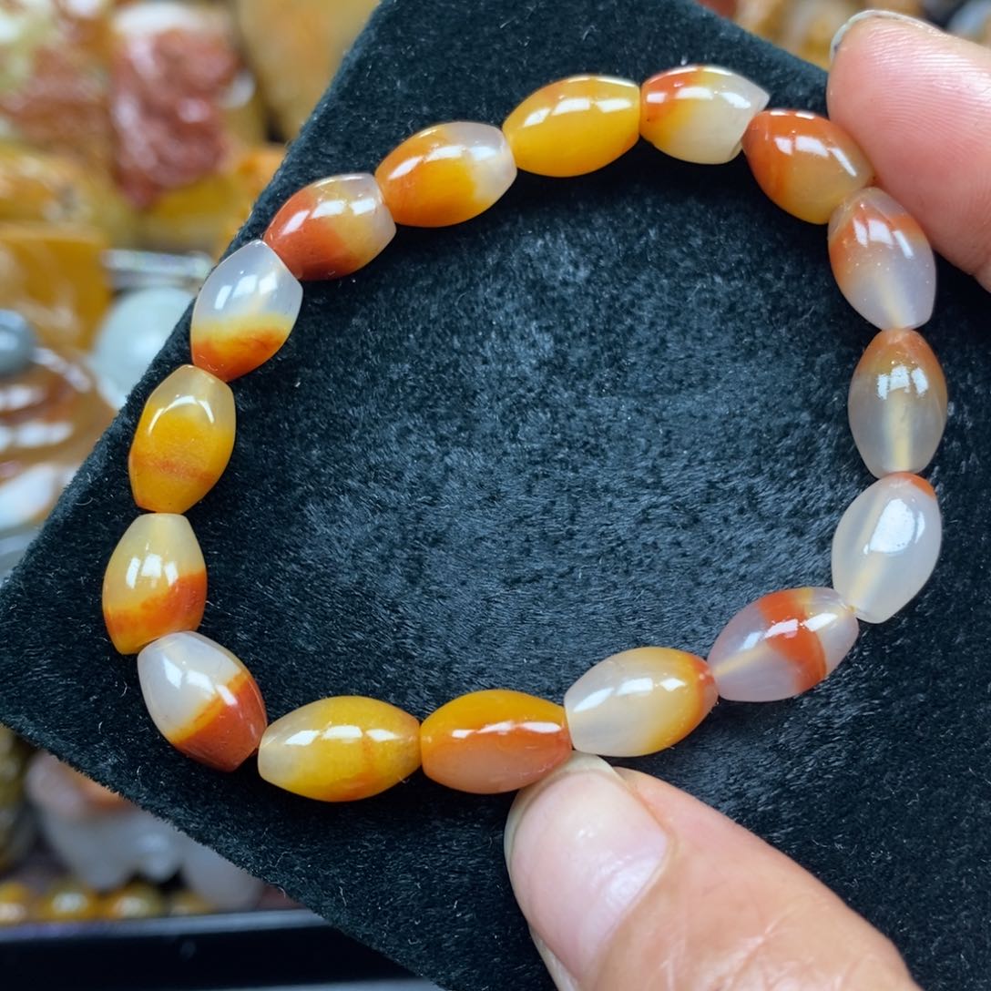 未镶嵌石英质玉（黄龙玉）颈饰