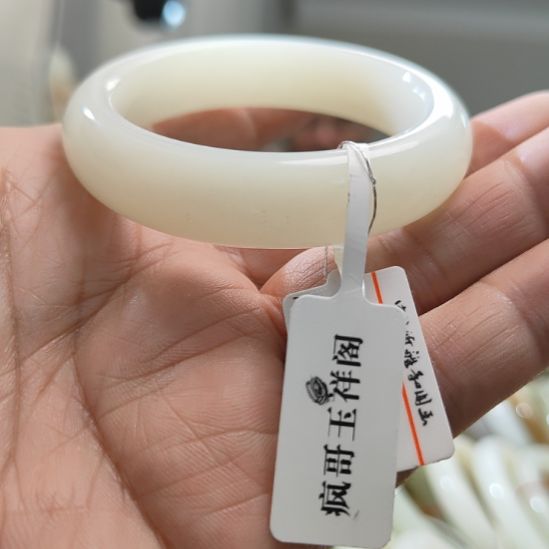 l***z和田玉未镶嵌手镯