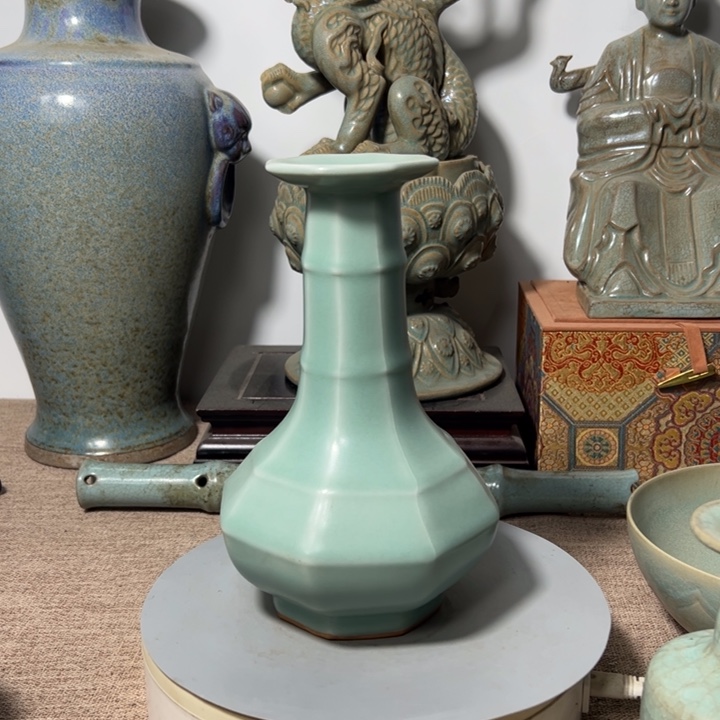 茶盏龙泉窑八方瓶摆件