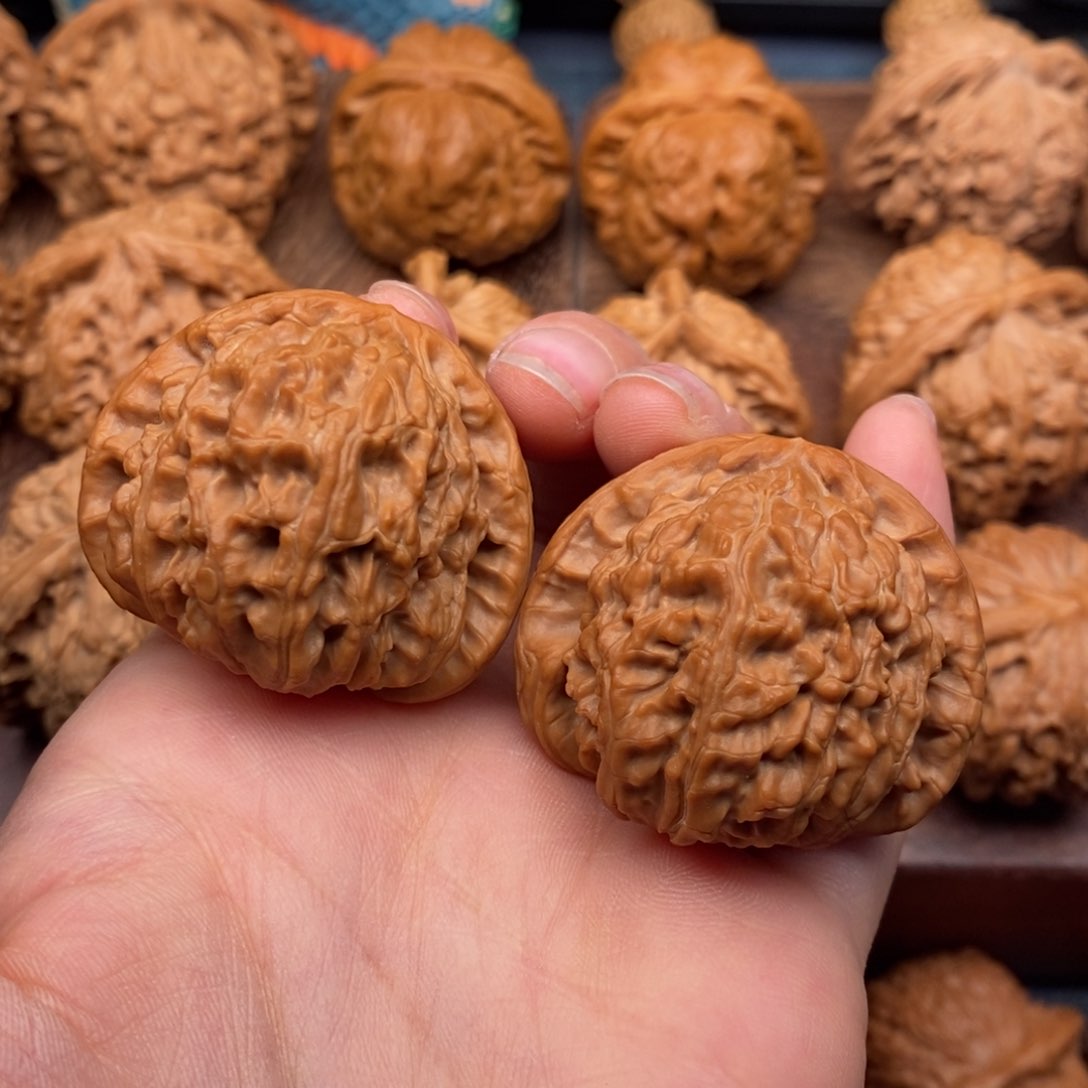 文玩核桃把件40原桩红皮球白