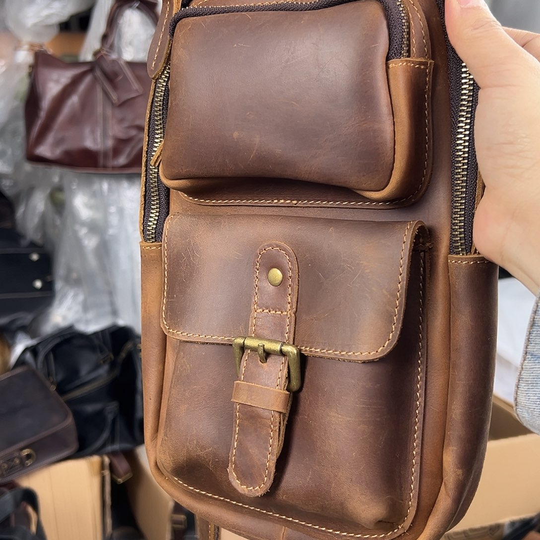 复古棕疯马皮胸包头层牛皮