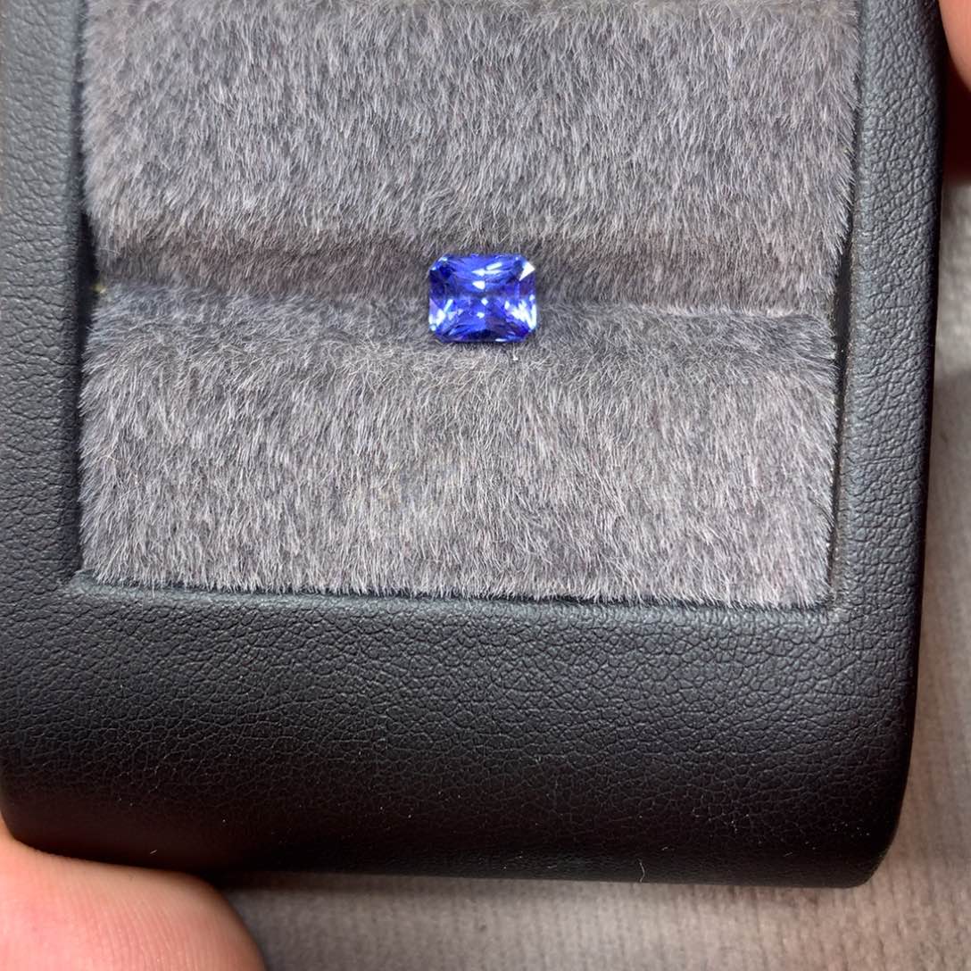 裸石蓝宝石1.22ct天然矢车菊vb