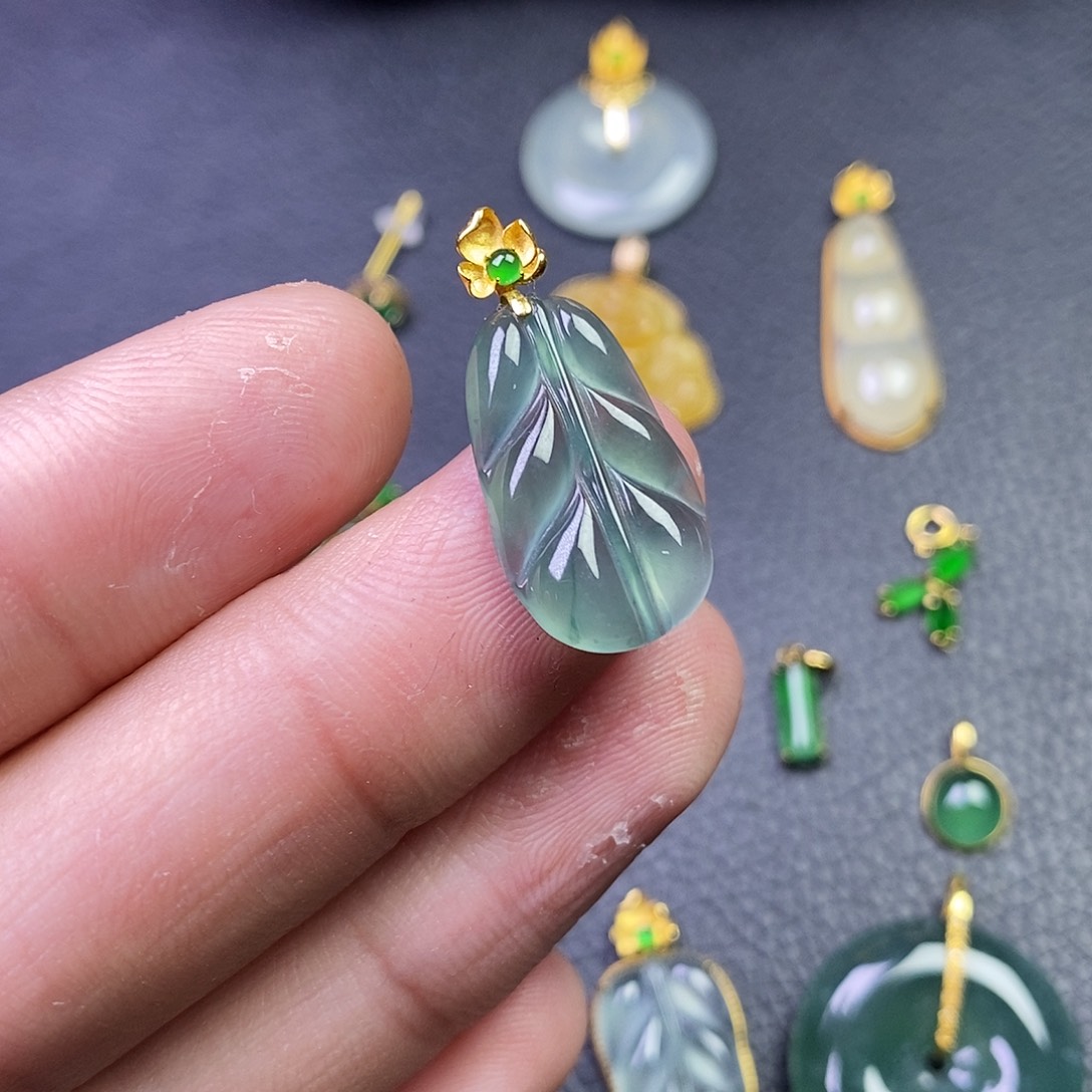 颈饰18K金镶嵌翡翠