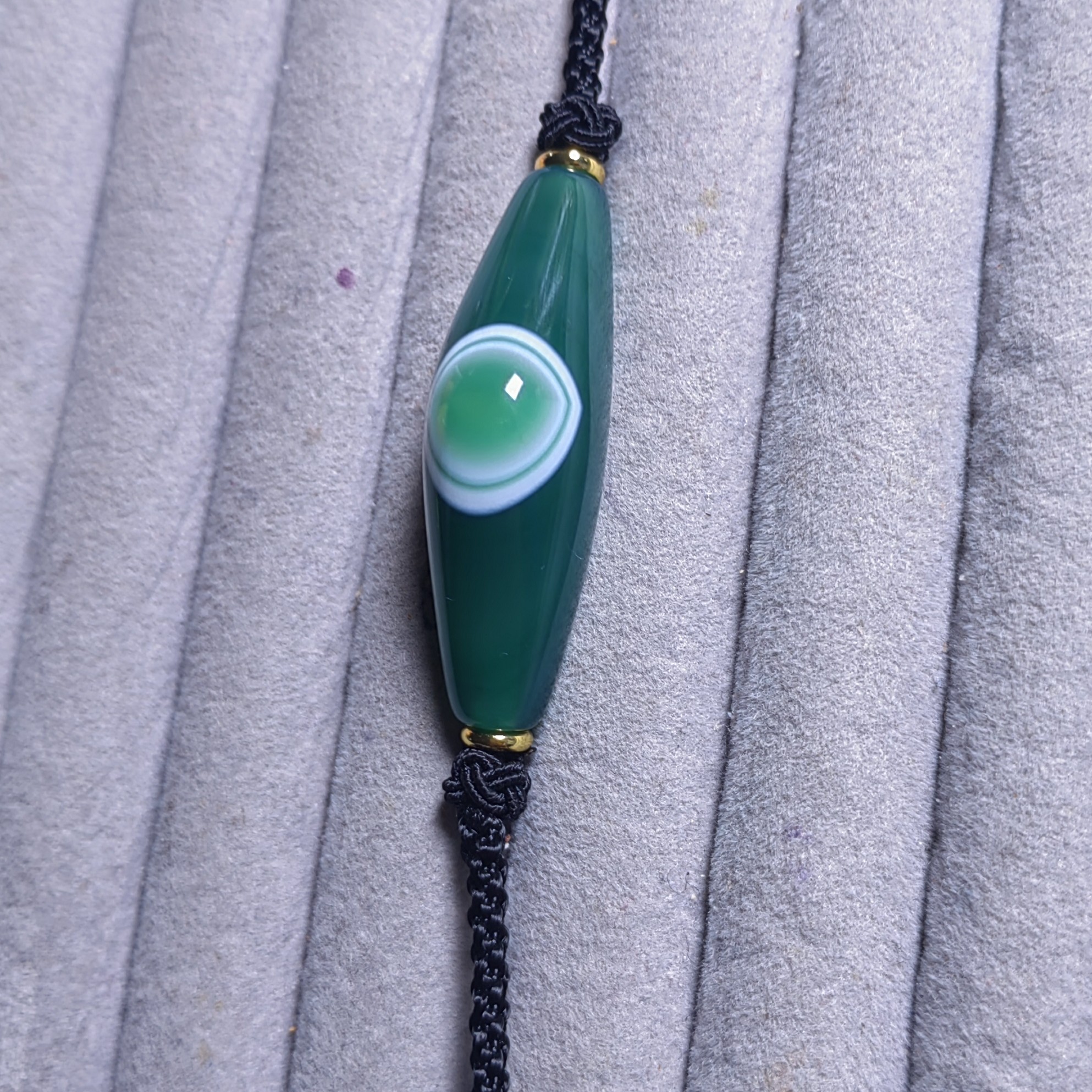 天然缠丝玛瑙，绿眼眸牛角，尺寸约：45.9mm×14mm