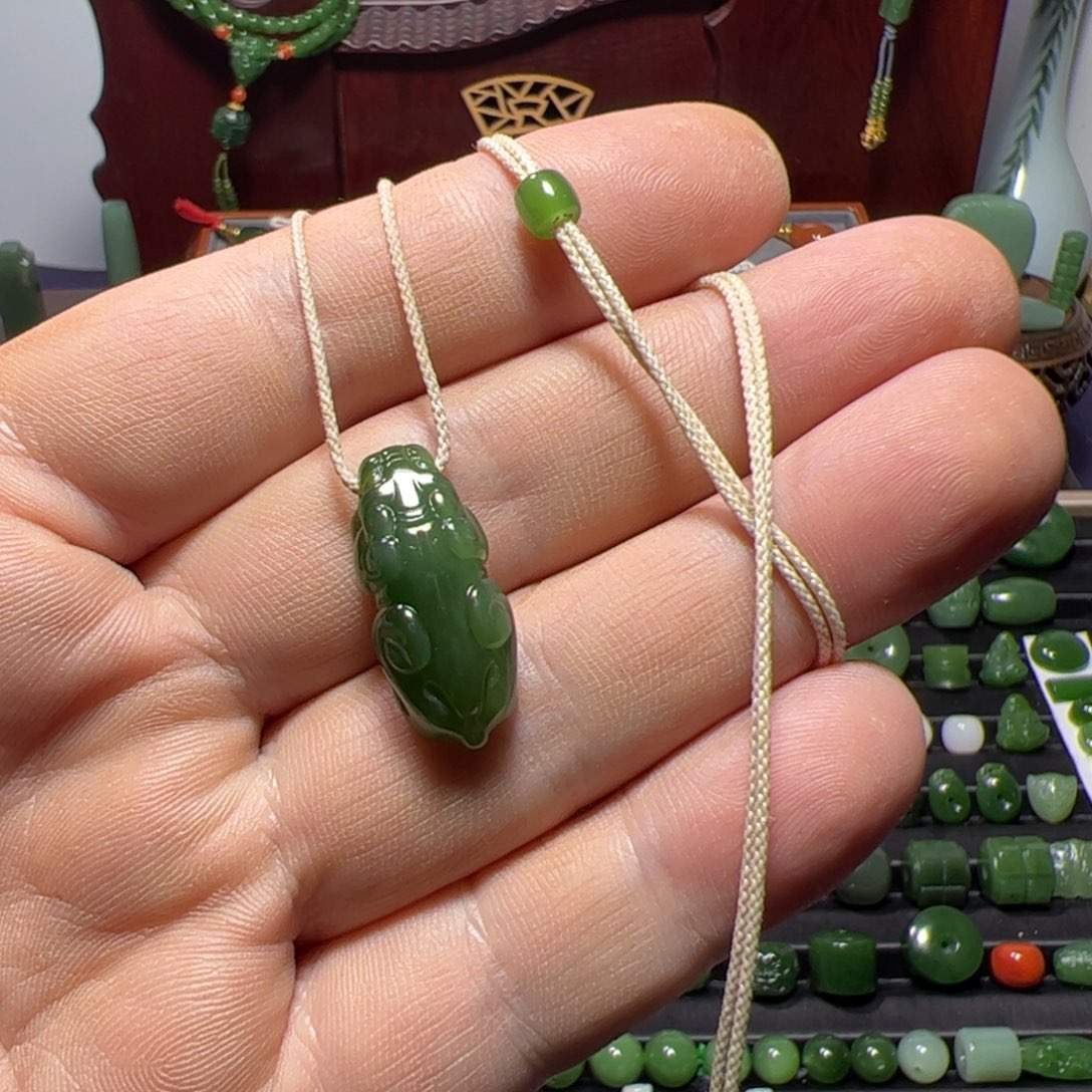 彪***哥和田玉（碧玉）未镶嵌颈饰