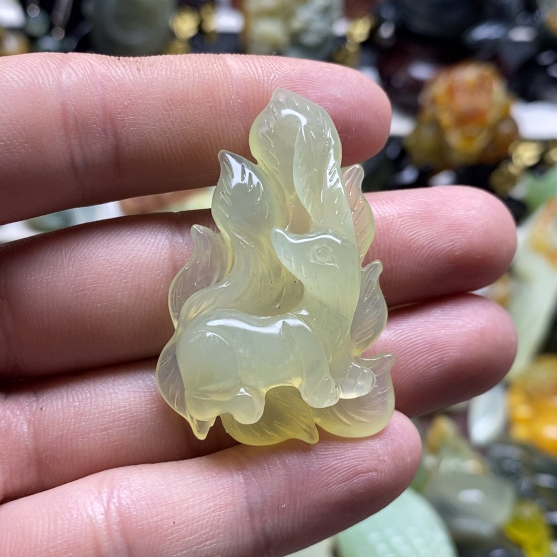 岫玉九尾狐吊坠未镶嵌