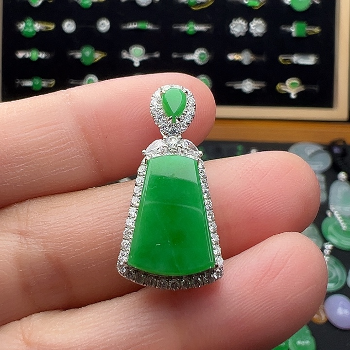 翡翠18K金镶嵌颈饰牌