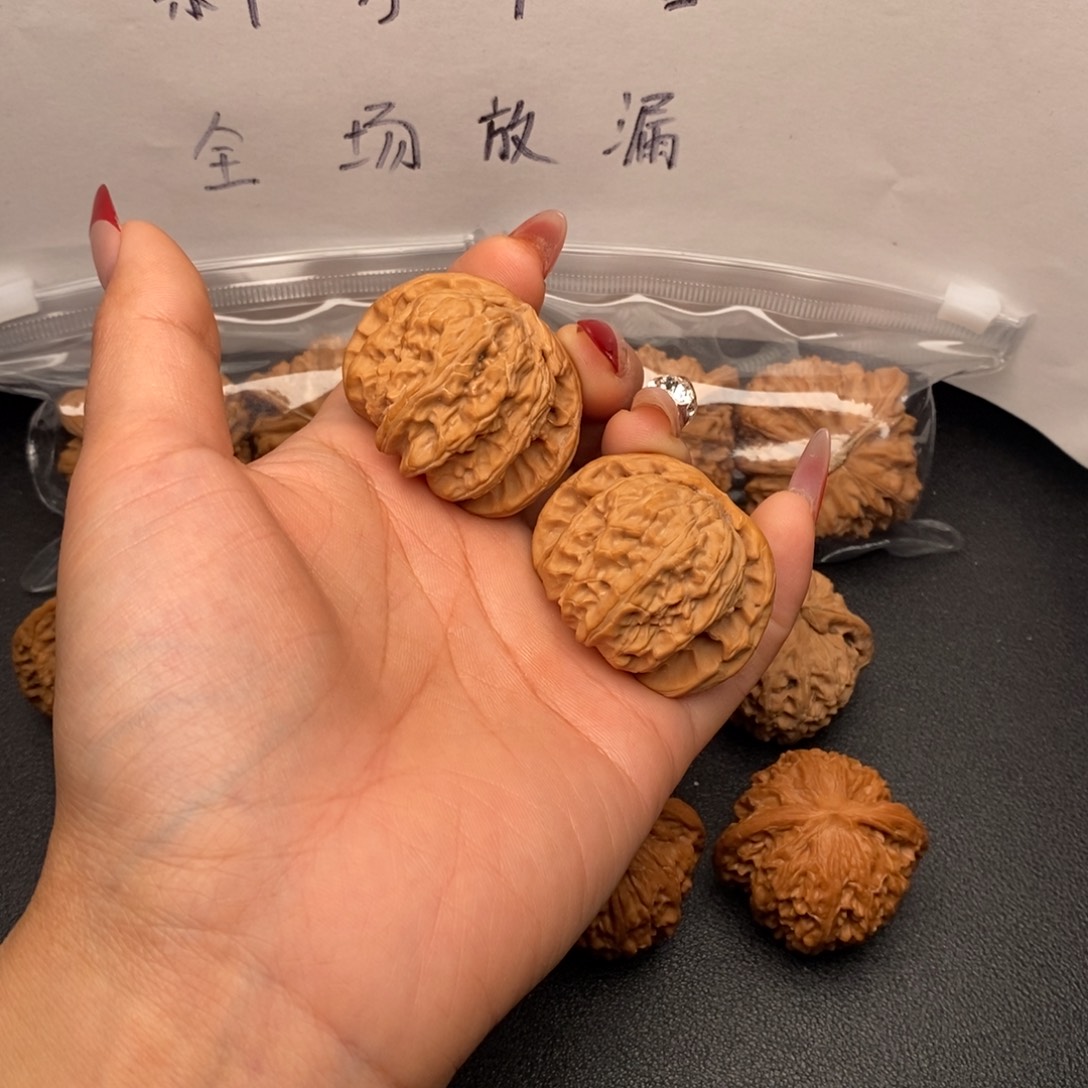 舒***克文玩核桃把件白狮子一只修尖