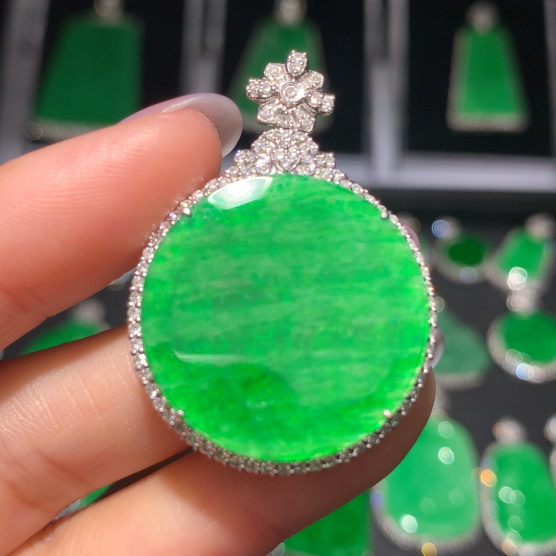 翡翠颈饰18K金镶嵌翡翠