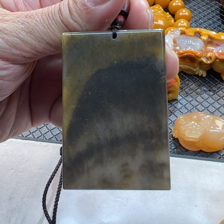 石英质玉（黄龙玉）颈饰未镶嵌