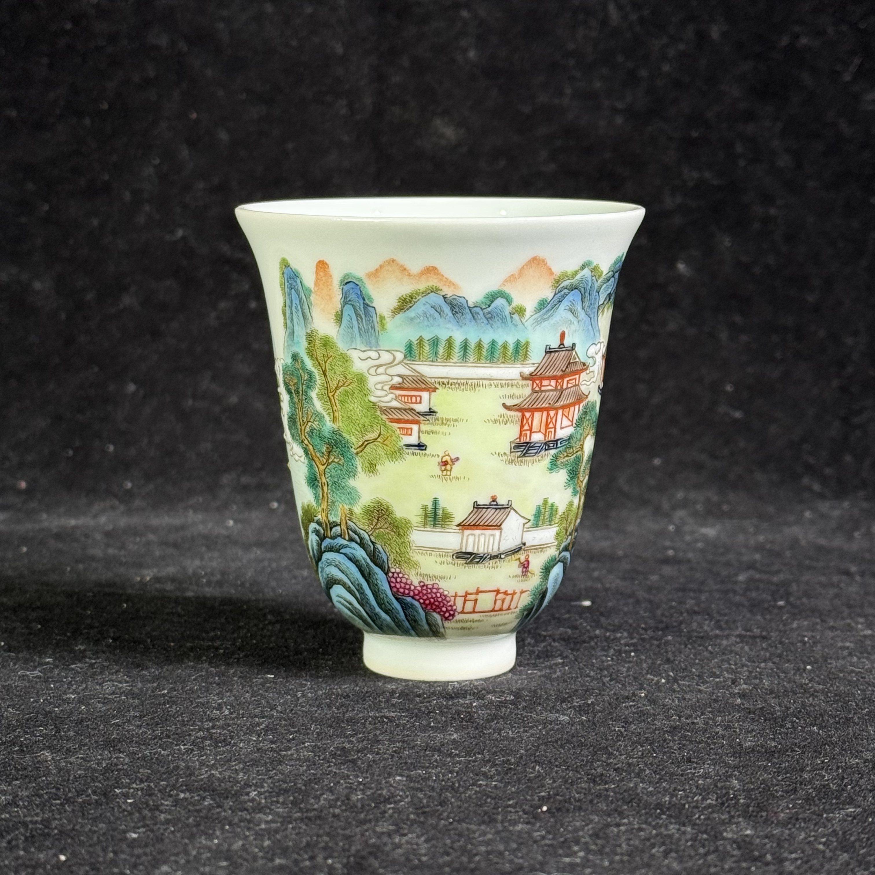 M粉彩亭台楼阁纹杯