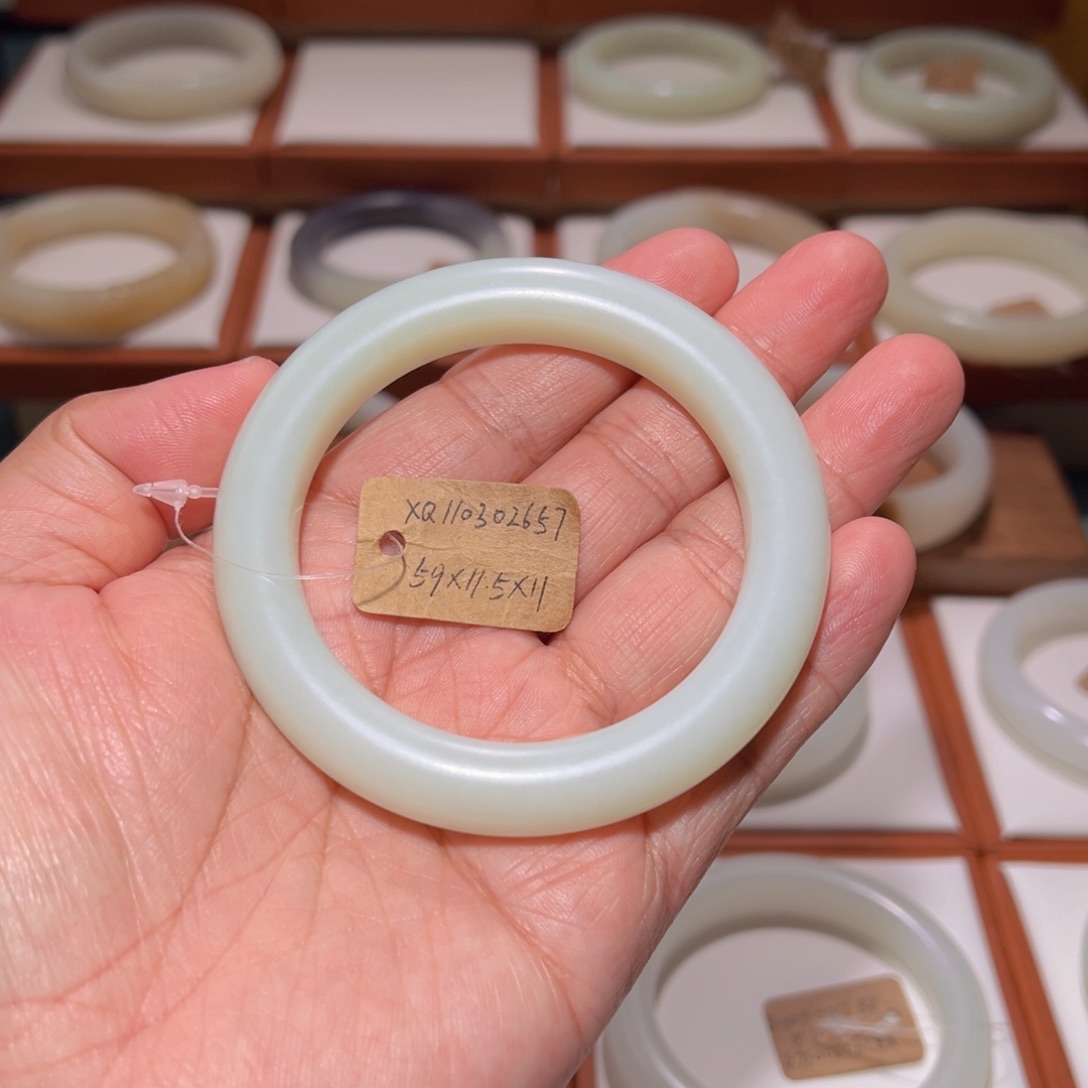 和田玉手镯未镶嵌