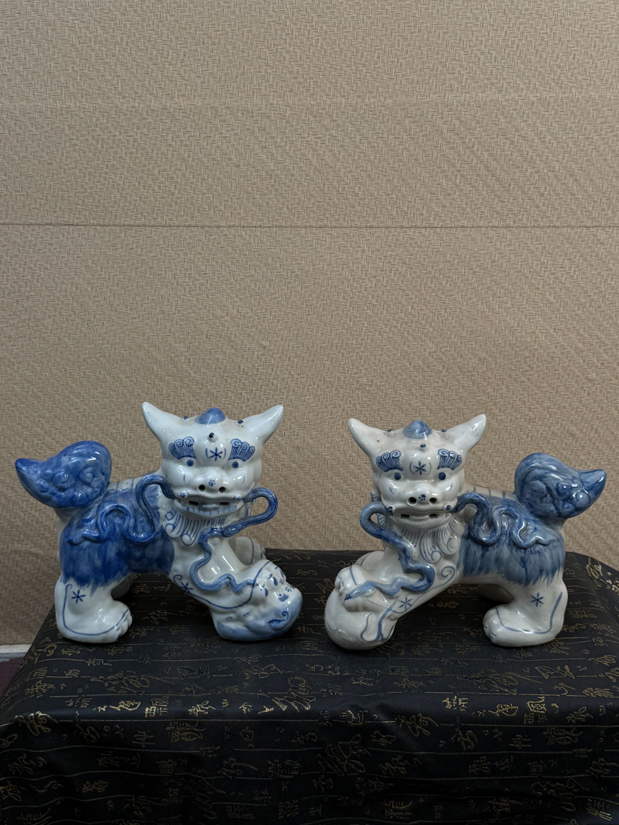 青花柴窑狮一对，默认微瑕，介意勿拍