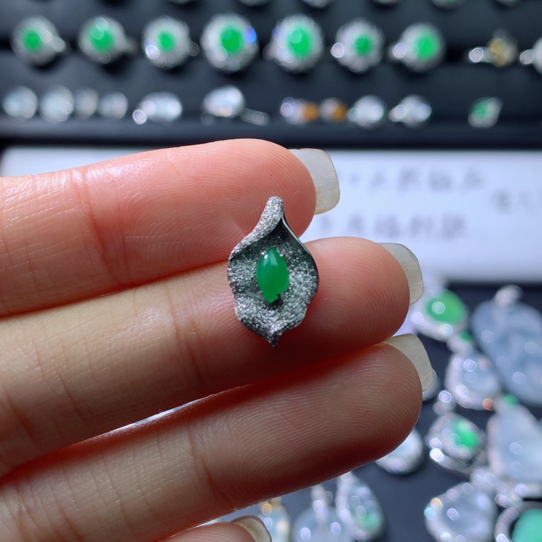 颈饰18K金镶嵌翡翠伴钻