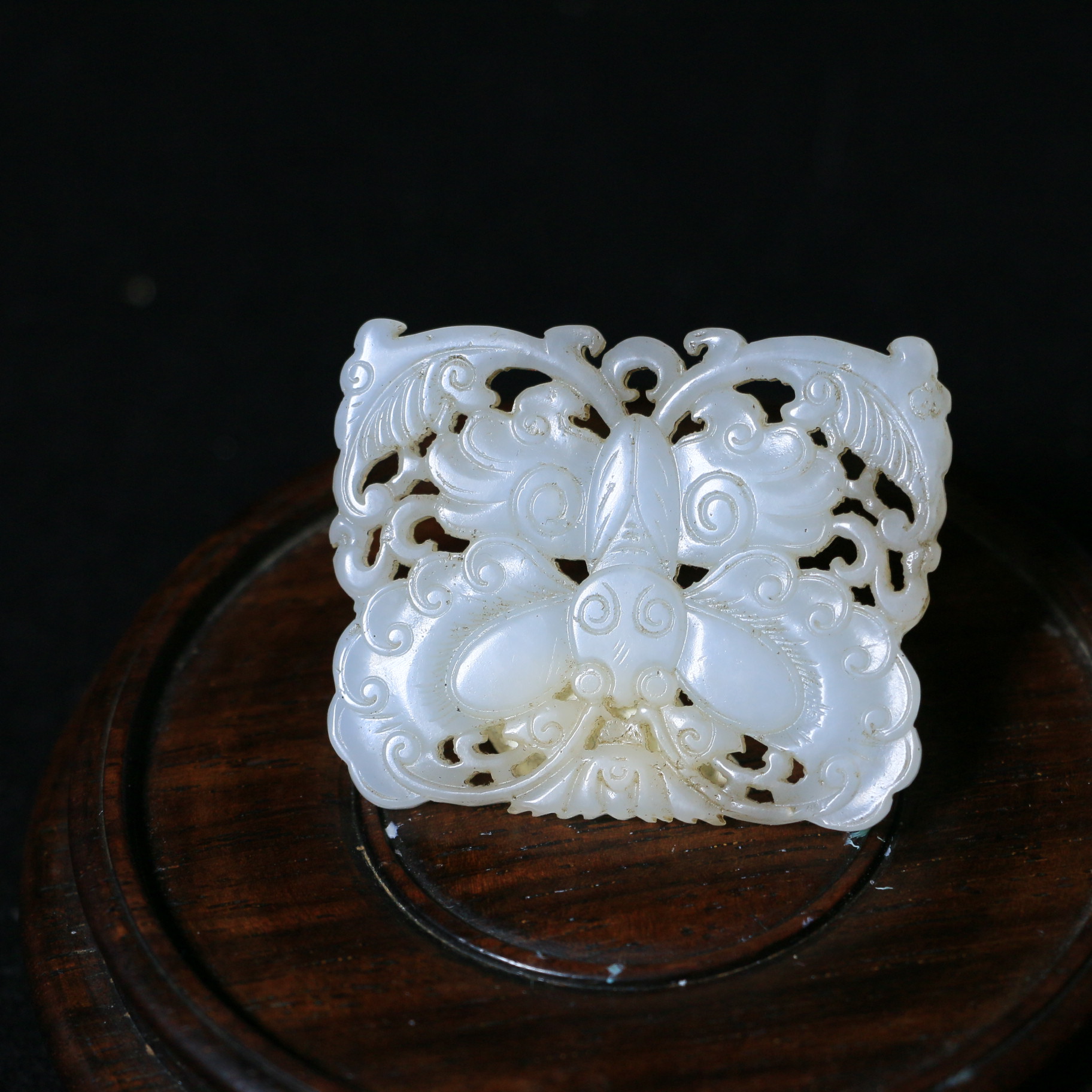 W44清 白玉镂雕蝴蝶纹佩 