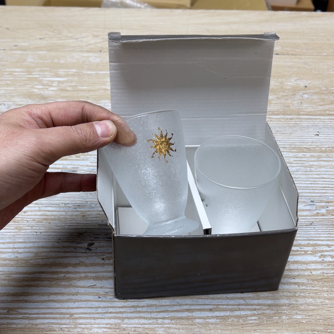 瓷片白**嘎密密麻麻地排列着一个